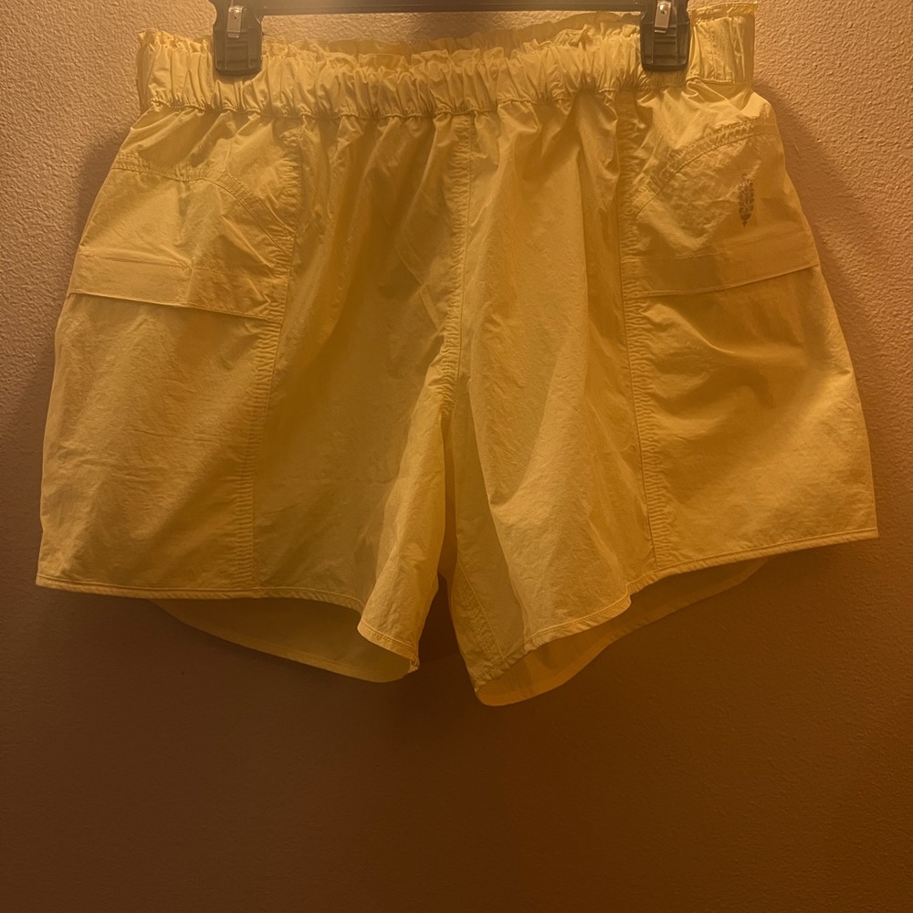 NWOT FREE PEOPLE MOVEMENT SHORTS. SZ M